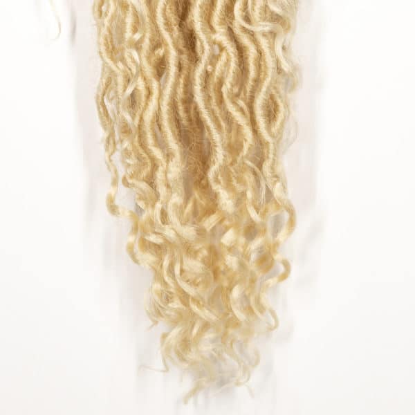 Crochet pre looped blonde river loc 18 inch hair tips close up - crochet faux locs
