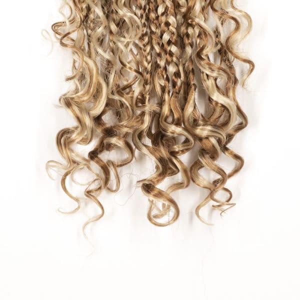 Close up hair tips of river box braids in 14 inches with honey blonde and standard blonde hair color